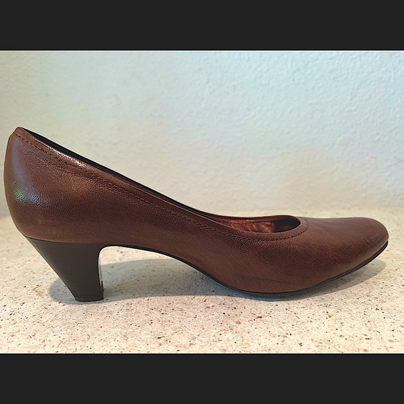 BCBG leather pumps in mahogany w/ small stacked heel - style & comfort by design - Picture 4 of 4